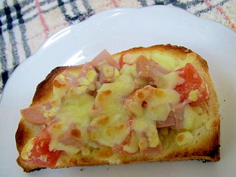 魚肉ソーセージとトマトのトースト